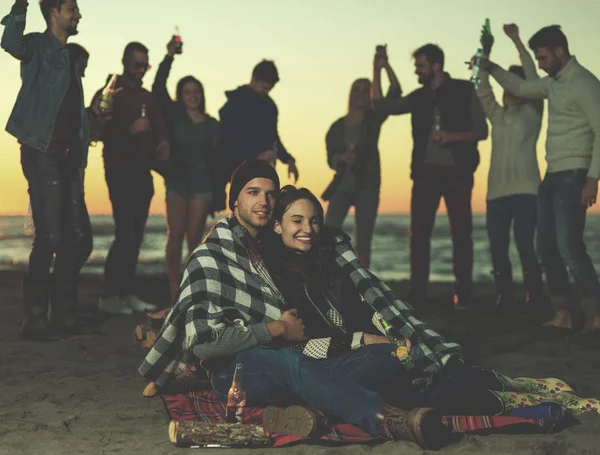 Young Couple Sitting Friends Campfire Beach Sunset Drinking Beer Colored — Stock Photo, Image