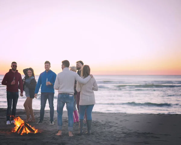 Fröhliche Unbeschwerte Junge Freunde Die Spaß Haben Und Bier Lagerfeuer — Stockfoto