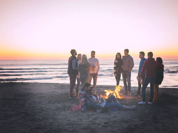 Jong Stel Zitten Met Vrienden Rond Kampvuur Het Strand Bij — Stockfoto