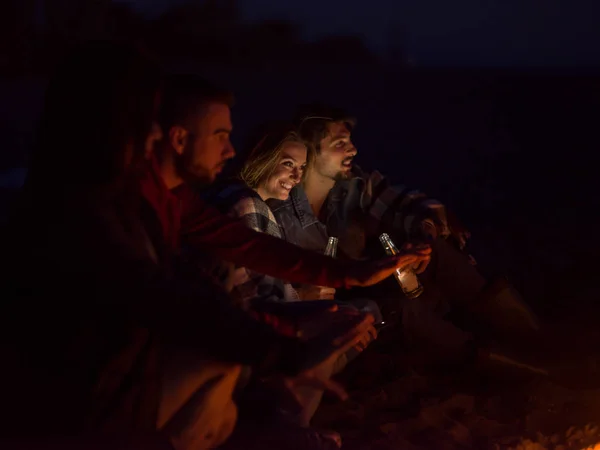 Jong Stel Zit Met Vrienden Rond Kampvuur Het Strand Nachts — Stockfoto