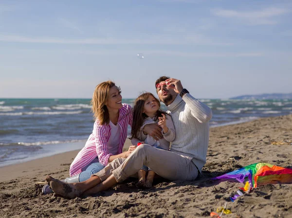 Família Com Pequena Filha Descansando Divertindo Fazendo Bolha Sabão Praia — Fotografia de Stock