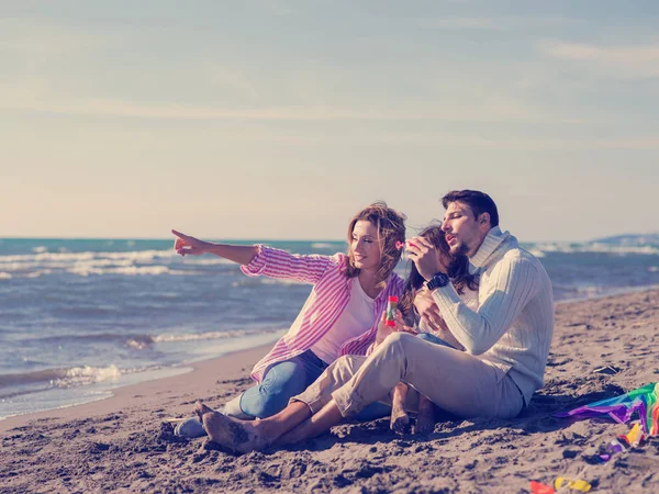 Famiglia Con Figlioletta Che Riposa Diverte Fare Bolle Sapone Spiaggia — Foto Stock