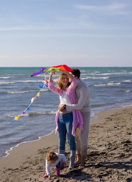 Rodzina Małą Córką Odpoczynku Zabawy Latawcem Plaży Jesienny Dzień — Zdjęcie stockowe