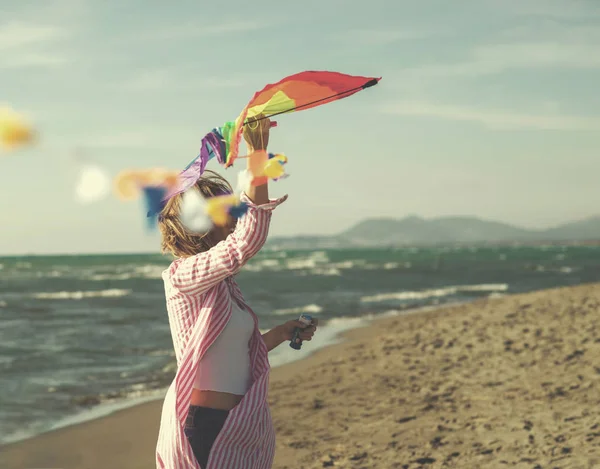 Bela Jovem Mulher Segurando Papagaio Praia Outono Dia Colorido Filtro — Fotografia de Stock