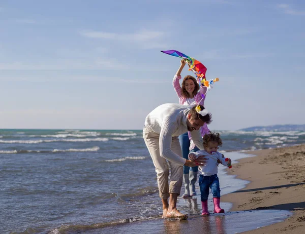 Rodina Malou Dceruškou Odpočívá Baví Drakem Pláži Během Podzimního Dne — Stock fotografie