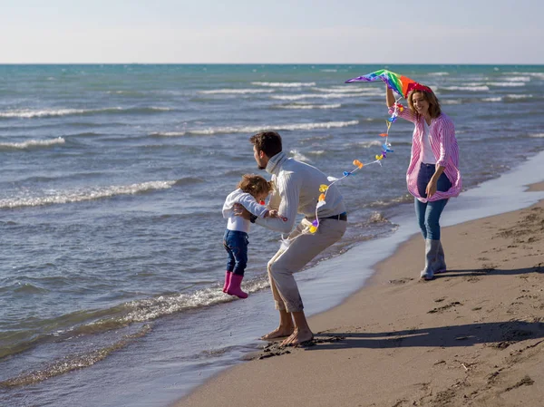 Сім Маленькою Донькою Відпочиває Розважається Змієм Пляжі Осінній День — стокове фото