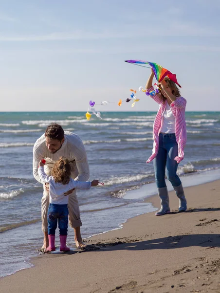 Küçük Kızının Dinlendiği Sonbahar Günü Kumsalda Uçurtmayla Eğlendiği Bir Aile — Stok fotoğraf