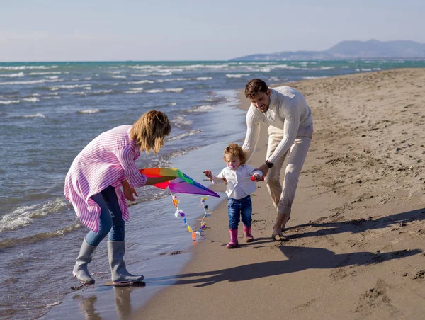 Rodzina Małą Córką Odpoczynku Zabawy Latawcem Plaży Jesienny Dzień — Zdjęcie stockowe