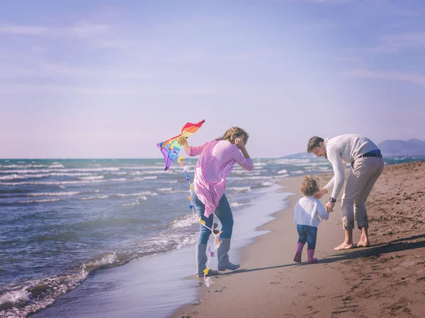 Famiglia Con Figlioletta Che Riposa Diverte Con Aquilone Spiaggia Durante — Foto Stock