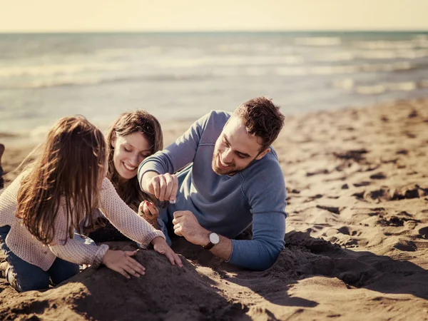 Familia Con Hija Pequeña Descansando Divirtiéndose Playa Durante Día Otoño — Foto de Stock