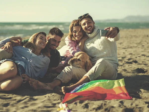 Groep Van Jonge Vrienden Besteedt Dag Een Strand Tijdens Herfst — Stockfoto