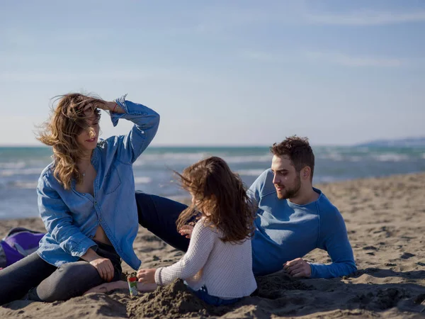 Famille Avec Petite Fille Reposant Amusant Plage Pendant Journée Automne — Photo