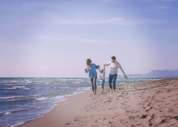 Familia Con Hija Pequeña Descansando Divirtiéndose Playa Durante Día Otoño —  Fotos de Stock