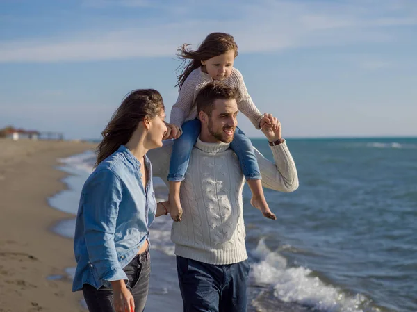 Küçük Kızıyla Bir Aile Sonbahar Günü Kumsalda Dinleniyor Eğleniyor — Stok fotoğraf