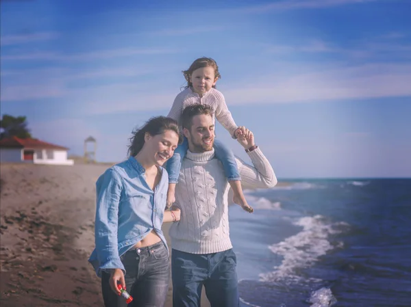 Сім Маленькою Донькою Відпочиває Розважається Пляжі Осінній День Кольоровий Фільтр — стокове фото
