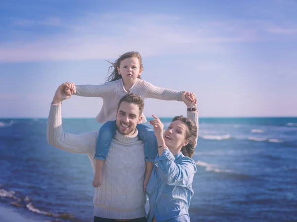 Família Com Pequena Filha Descansando Divertindo Praia Durante Dia Outono — Fotografia de Stock