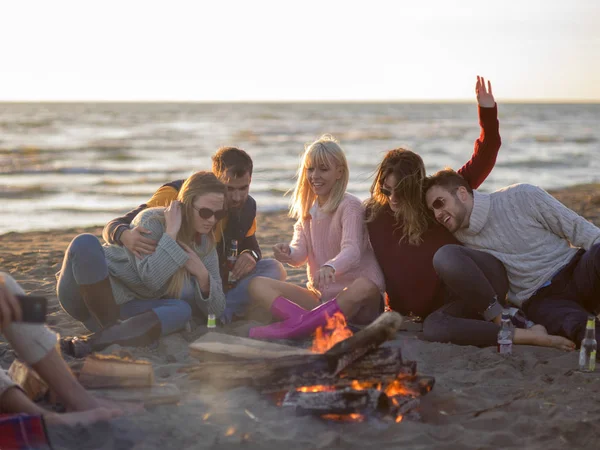 Felice Spensierati Giovani Amici Divertirsi Bere Birra Falò Sulla Spiaggia — Foto Stock