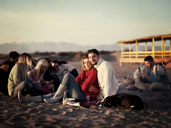 Retrato Jovem Casal Divertindo Praia Durante Outono Dia Ensolarado Filtro — Fotografia de Stock