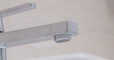 su damlacıkları batroom sızıntı içinde dokunun