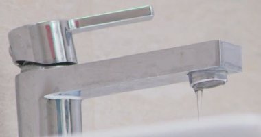 su damlacıkları batroom sızıntı içinde dokunun