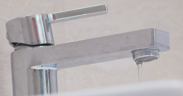 Wassertropfen Wasserhahn Batroom Undicht — Stockvideo