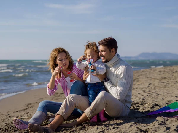 Famiglia Con Figlioletta Che Riposa Diverte Fare Bolle Sapone Spiaggia — Foto Stock