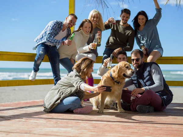 Grupo Feliz Amigos Saindo Casa Praia Divertindo Bebendo Cerveja Dia — Fotografia de Stock