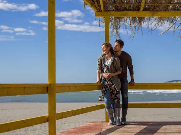 Feliz Casal Enyojing Tempo Juntos Praia Durante Dia Outono — Fotografia de Stock