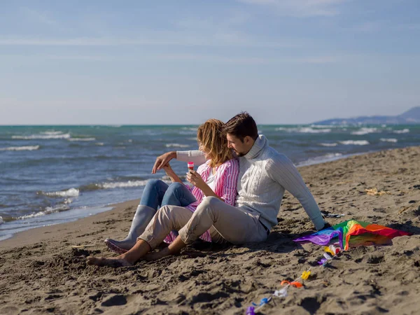 Unga Par Som Har Roligt Och Gör Såpbubblor Stranden Höstdagen — Stockfoto