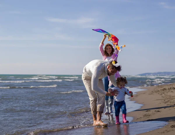 Família Com Pequena Filha Descansando Divertindo Com Papagaio Praia Durante — Fotografia de Stock