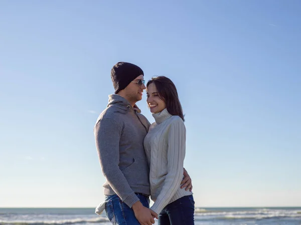 Jong Stel Hebben Plezier Wandelen Knuffelen Het Strand Tijdens Herfst — Stockfoto