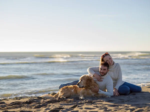 Ζευγάρι Ένα Σκύλο Περνάει Καλά Μαζί Στην Παραλία Την Φθινοπωρινή — Φωτογραφία Αρχείου