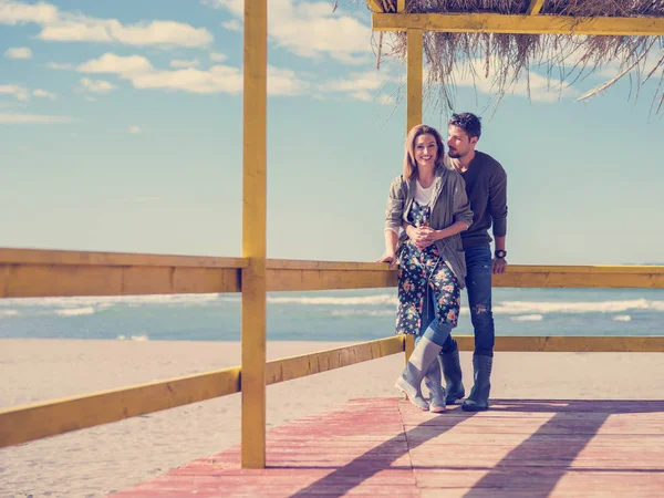 Glückliches Paar Genießt Gemeinsame Zeit Strand Während Des Herbsttages — Stockfoto