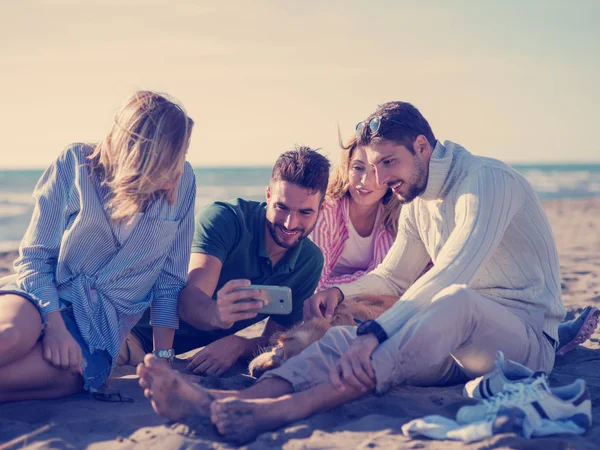 Groep Van Jonge Vrienden Besteedt Dag Een Strand Tijdens Herfstdag — Stockfoto