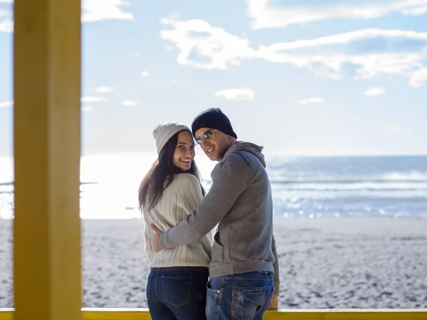 Gelukkig Paar Enyojing Tijd Samen Het Strand Tijdens Herfstdag — Stockfoto