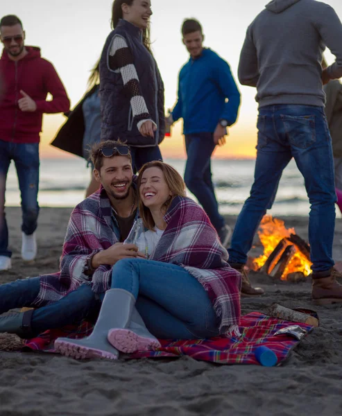 Jong Stel Zitten Met Vrienden Rond Kampvuur Het Strand Bij — Stockfoto