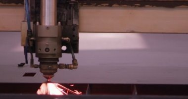 ağır çekimde fabrika küçük işletme dükkanda Bileme çelik yapı ve yapım sanayi işçisi elektrikli tekerlekli kıvılcım