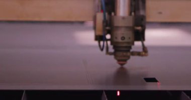 ağır çekimde fabrika küçük işletme dükkanda Bileme çelik yapı ve yapım sanayi işçisi elektrikli tekerlekli kıvılcım