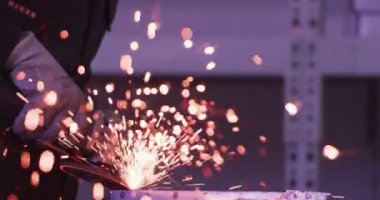 ağır çekimde fabrika küçük işletme dükkanda Bileme çelik yapı ve yapım sanayi işçisi elektrikli tekerlekli kıvılcım