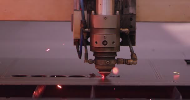 Travailleur Industrie Meulage Roue Électrique Sur Structure Acier Fabrication Étincelles — Video