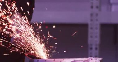 ağır çekimde fabrika küçük işletme dükkanda Bileme çelik yapı ve yapım sanayi işçisi elektrikli tekerlekli kıvılcım