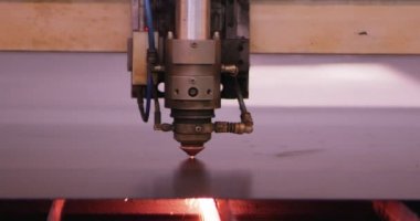 ağır çekimde fabrika küçük işletme dükkanda Bileme çelik yapı ve yapım sanayi işçisi elektrikli tekerlekli kıvılcım