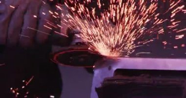 ağır çekimde fabrika küçük işletme dükkanda Bileme çelik yapı ve yapım sanayi işçisi elektrikli tekerlekli kıvılcım