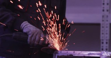 ağır çekimde fabrika küçük işletme dükkanda Bileme çelik yapı ve yapım sanayi işçisi elektrikli tekerlekli kıvılcım