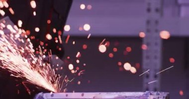 ağır çekimde fabrika küçük işletme dükkanda Bileme çelik yapı ve yapım sanayi işçisi elektrikli tekerlekli kıvılcım