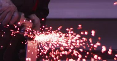 ağır çekimde fabrika küçük işletme dükkanda Bileme çelik yapı ve yapım sanayi işçisi elektrikli tekerlekli kıvılcım