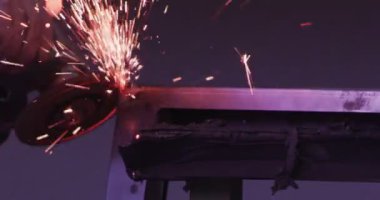 ağır çekimde fabrika küçük işletme dükkanda Bileme çelik yapı ve yapım sanayi işçisi elektrikli tekerlekli kıvılcım