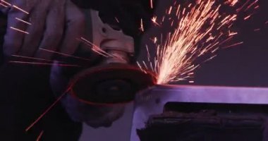 ağır çekimde fabrika küçük işletme dükkanda Bileme çelik yapı ve yapım sanayi işçisi elektrikli tekerlekli kıvılcım