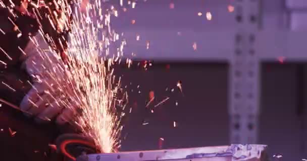 工业工人车轮磨削钢结构和制造火花在工厂小企业慢动作 — 图库视频影像