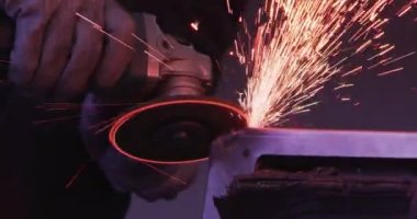 ağır çekimde fabrika küçük işletme dükkanda Bileme çelik yapı ve yapım sanayi işçisi elektrikli tekerlekli kıvılcım